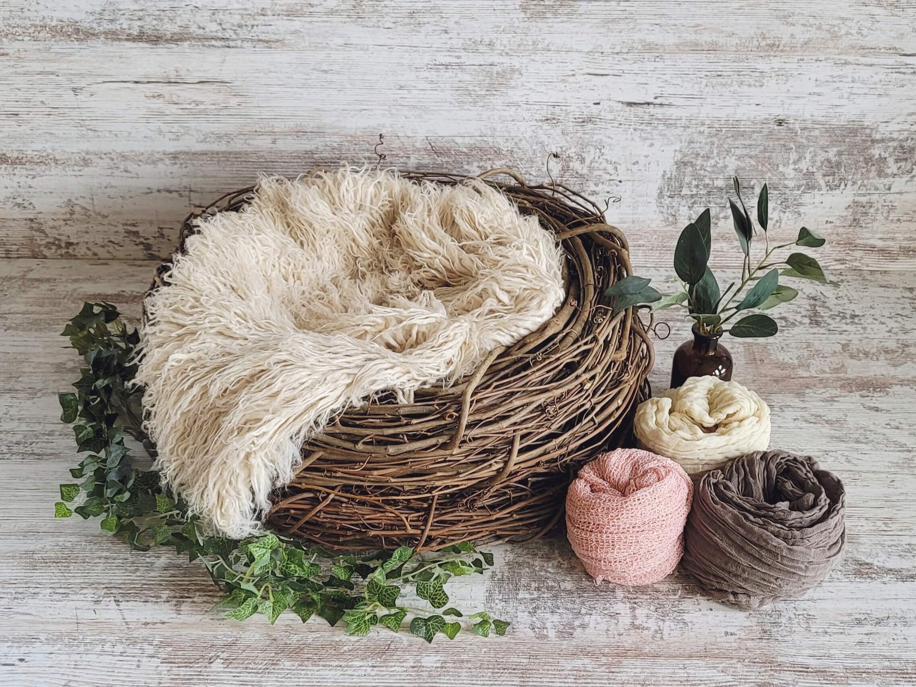 Beautiful Photo Props Wood Nest Latte Fur and Baby Wraps
